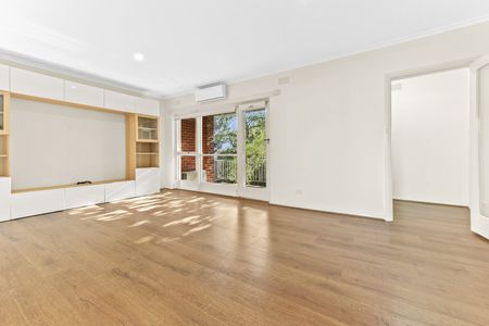 Oversized apartment in sought after location - Photo 5