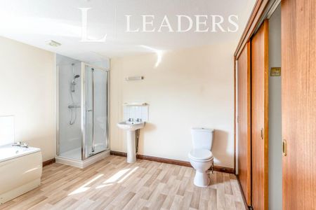 3 bedroom flat to rent - Photo 3