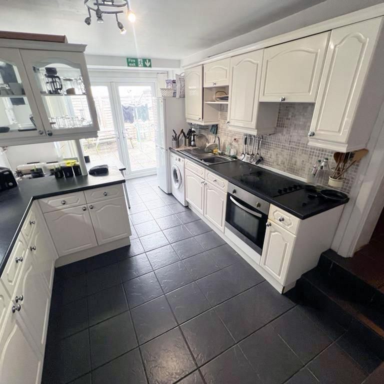 1 bedroom in a house share to rent - Photo 1