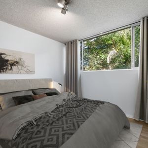 A Must See! 2 Bedroom Unit in the heart of Windsor! - Photo 2