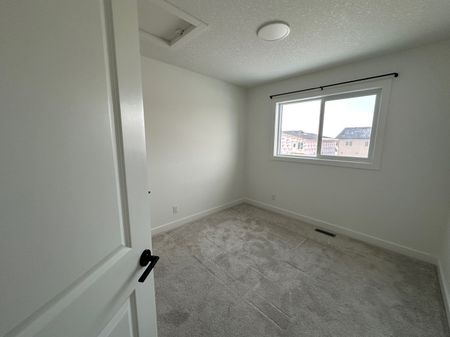 Modern 3 Bed, 2.5 Bath Townhouse in Sylvan Lake - Photo 5