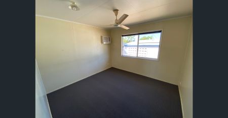 BEAUTIFUL 3 BEDROOM HOME WITH A LARGE BACK YARD, CLOSE TO LOCAL SHOPS! - Photo 2