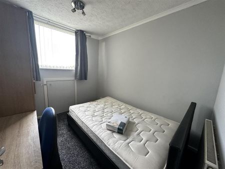 5 bedroom semi-detached house to rent - Photo 2