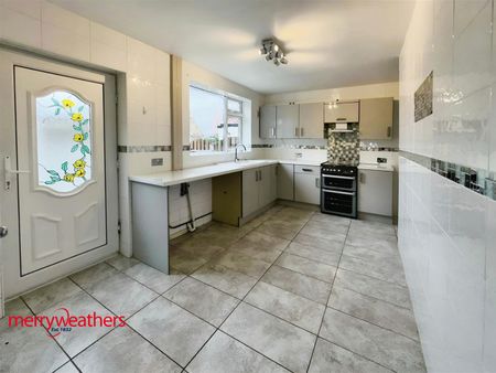 3 bed end of terrace house to rent in Robinets Road, Rotherham, S61 - Photo 4