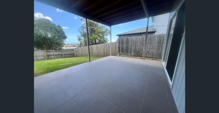 BEAUTIFULLY POSITIONED LARGE FAMILY HOME - Photo 5