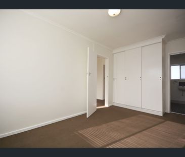 FIRST FLOOR APARTEMENT IN HANDY CENTRAL LOCATION - Photo 6