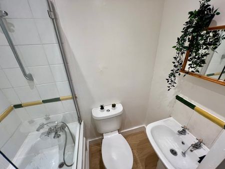 Studio Flat, Bedford Hill, SW12 - Photo 3