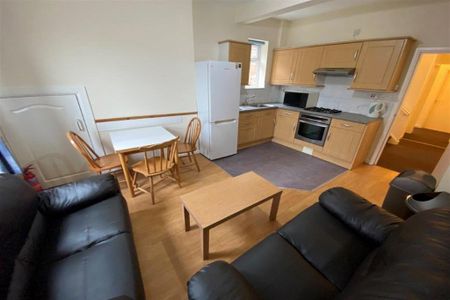 4 bedroom semi-detached house to rent - Photo 2