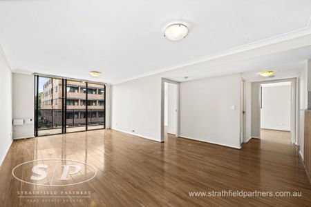 Penthouse Style Large 3-Bedroom Apartment - Photo 2