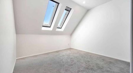 Modern 3-Bedroom, 2-Bathroom Townhouse – Massey - Photo 3