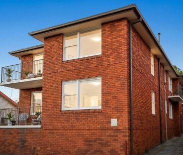 Freshly Renovated Top Floor Apartment - Stylish & Convenient Living - Photo 5