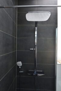 Schumannstr. 25, Wohnung 4 ~~~ Parkettboden, Maisonette, Balkon, Tageslichtbad mit Mulitimediaspiegel mit integriertem TV, Wanne und Dusche, Gäste-WC, Haus mit Aufzug - Photo 2