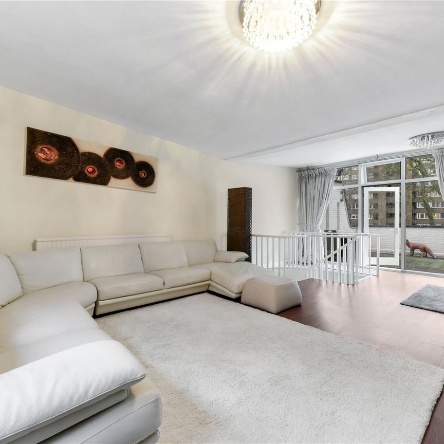 Modern Townhouse with roof terrace in Connaught Village - Photo 1