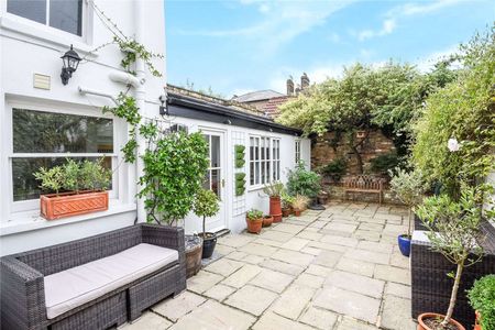 A charming three bedroom cottage with a lovely south facing garden. - Photo 4