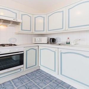 Large Studio in Central Location - Photo 2