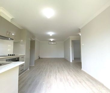 Beautiful Flat with off Street Parking&excl; - Photo 3