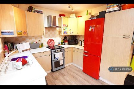 2 bedroom semi-detached house to rent - Photo 3