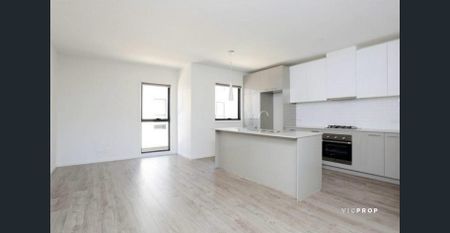 Modern Three-Storey Townhouse in Prime Soho Village Location - Photo 5