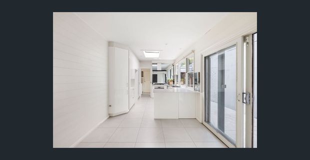 Renovated Victorian terrace / spacious rear lane garage - Photo 1