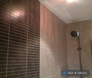 1 bedroom in a flat share to rent - Photo 3