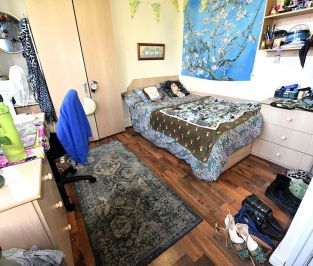 4 bedroom Flat in Otley Road, Leeds - Photo 2