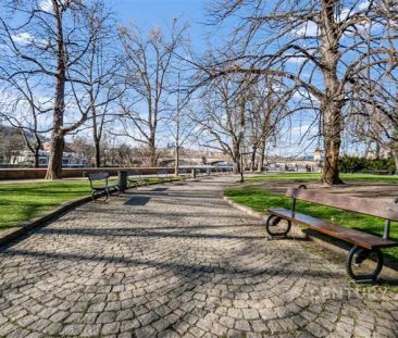 Stylový byt 2+kk na Praze 1. Cihlový dům. Dubové parkety, vysoké st... - Photo 1