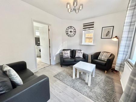 5 bedroom semi-detached house to rent - Photo 2
