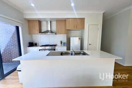 Spacious 4-Bedroom Family Home in Harpley Estate - Werribee - Photo 2