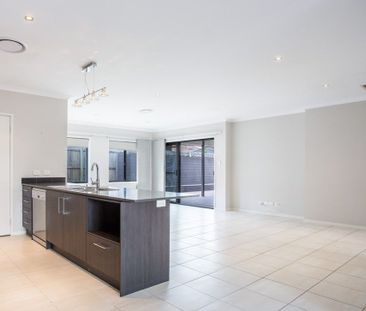 Spacious 4 Bedroom Home Opposite Parkland - Photo 3