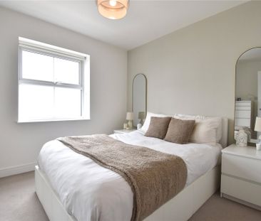 2 bedroom Flat in Bowman House, Farnborough - Photo 2