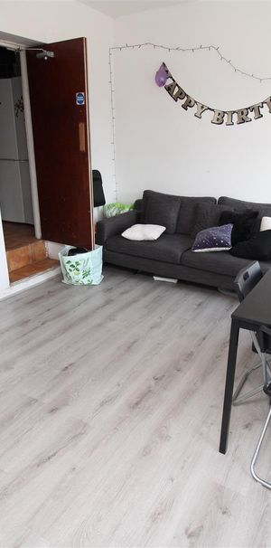 Room For Rent Laura Street, Pontypridd - Photo 1