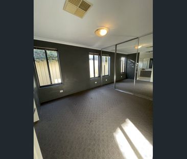 Charming 3-Bedroom Home with Theatre - Photo 4