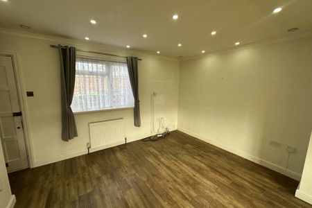 Dickens Avenue, GREAT YARMOUTH - Photo 4