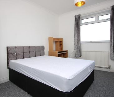 4 bedroom semi-detached house to rent - Photo 6