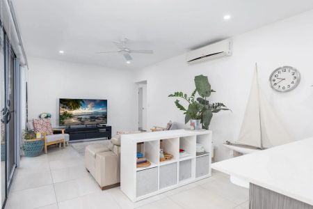 Stylish north-facing home opposite prime park - Photo 2