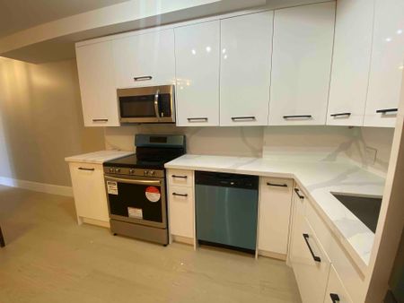 For Lease - 993 Bloor Street Unit# 202, Toronto, Ontario - Photo 4