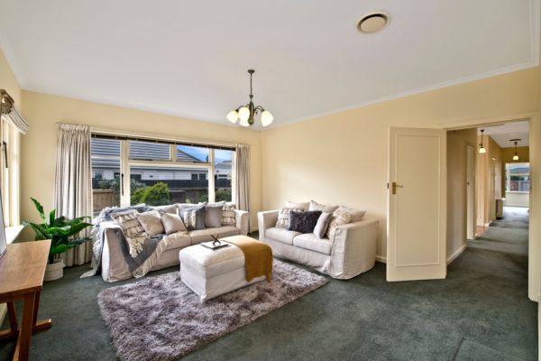 Sunny 3 Bedroom standalone house in Bryndwr Rd - Photo 1