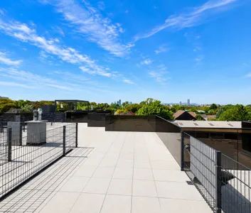 VOLL MÖBLIERT & AUSGESTATTET! 3-Zimmer Penthouse mit 30qm Dachterrasse! Skyline & Kahlenberg Blick! Garage! Nähe U2! - Photo 2