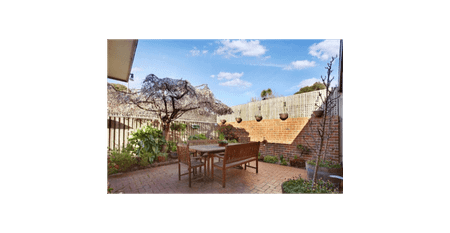 Beautiful Family Home with Swimming Pool - Photo 3