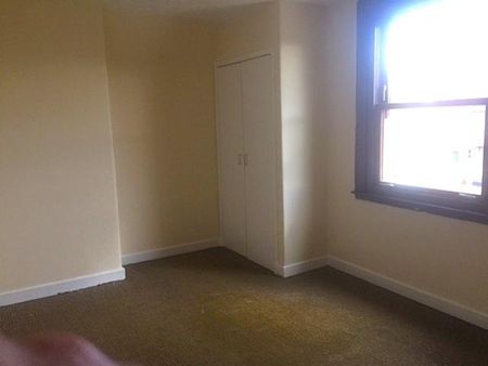 3 bedroom end of terrace house to rent - Photo 2