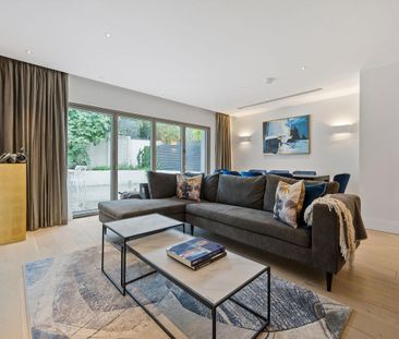 An impressive four bedroom gated terrace house, with secure underground parking - Photo 4