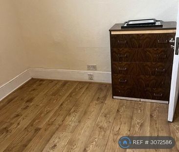 1 bedroom in a flat share to rent - Photo 1