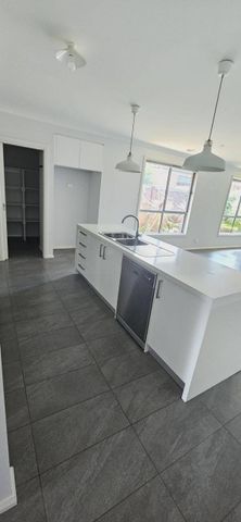 GORGEOUS 3 BEDROOM FAMILY HOME WITH KIDS RETREAT OR 4TH BEDROOM/STUDY - Photo 4