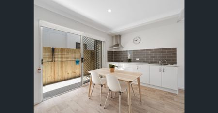 MODERN, FULLY FURNISHED, STUDIO APARTMENT - Photo 4