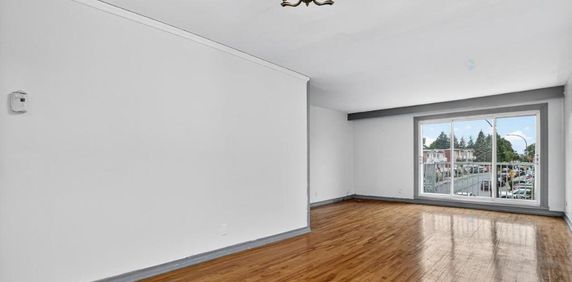 3-bedroom apartment 1200 sqft Perfect spot Lachine Montreal for rent - Photo 2