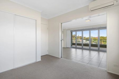 Modern Two-Bedroom Apartment in Prime Auchenflower Location - Photo 2