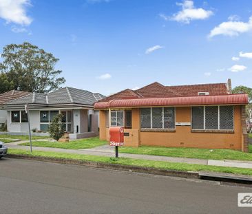 Central 4-Bedroom Home – Walk to Wollongong CBD - Photo 3