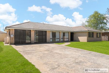 Spacious Family Home With Pool - Photo 4