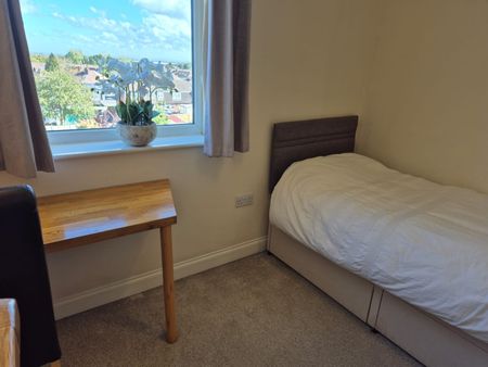 5 Bed Terraced House, Glebelands Road, BS34 - Photo 2