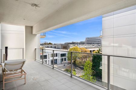 Modern Luxury Within The Heart Of Canberra - Photo 3